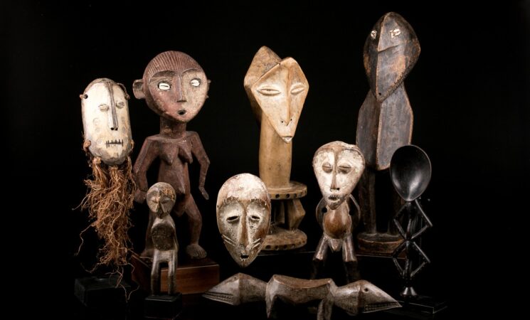 Image s ...
![« Nguisseu » : Une Immersion au Cœur de l'Artisanat Bassa, entre Argile, Raphia et Symboles Ancestraux